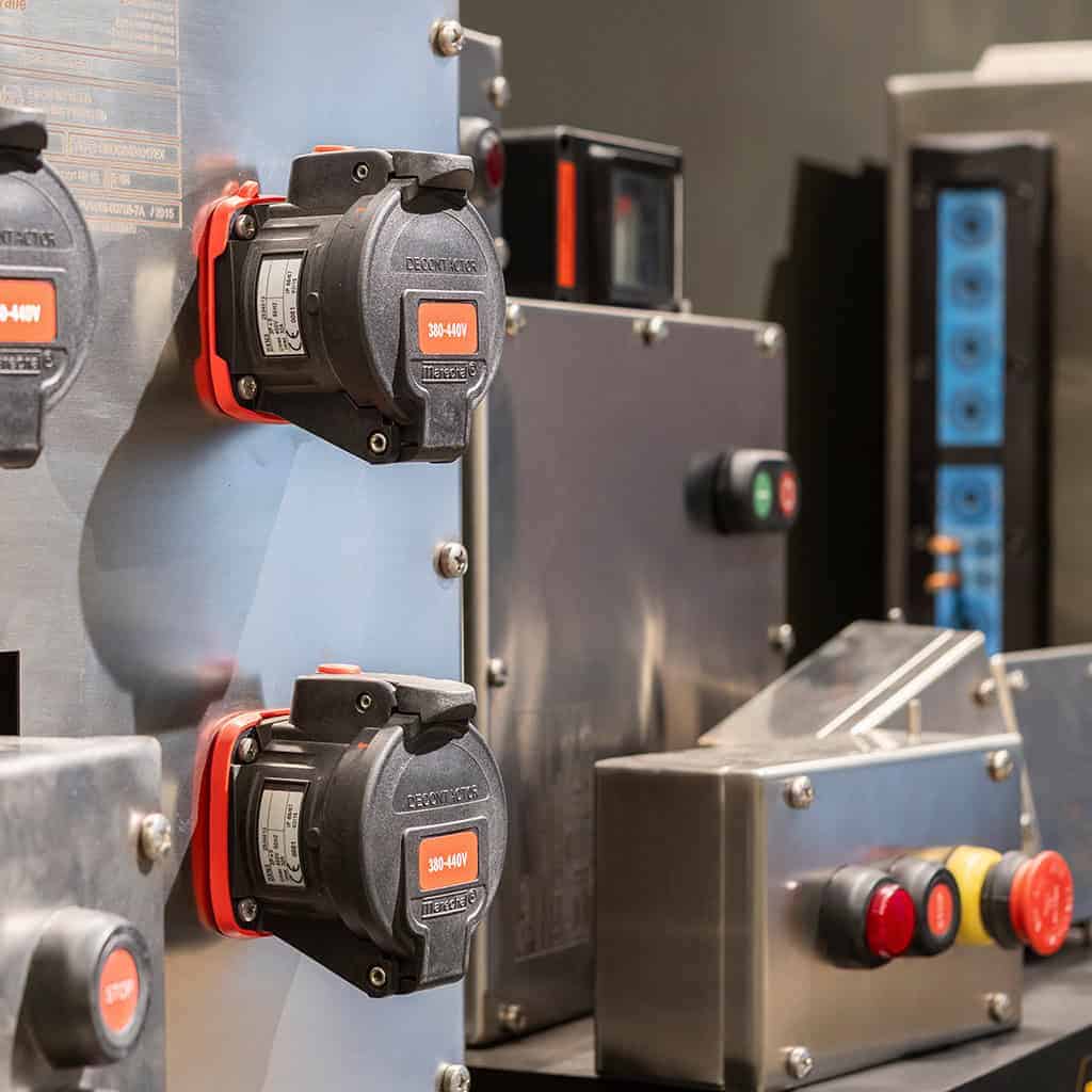 Conectores de potencia para armarios eléctricos industriales.